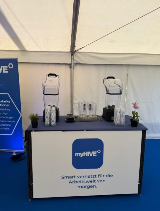 myHIVE Messestand mit Theke und Logo