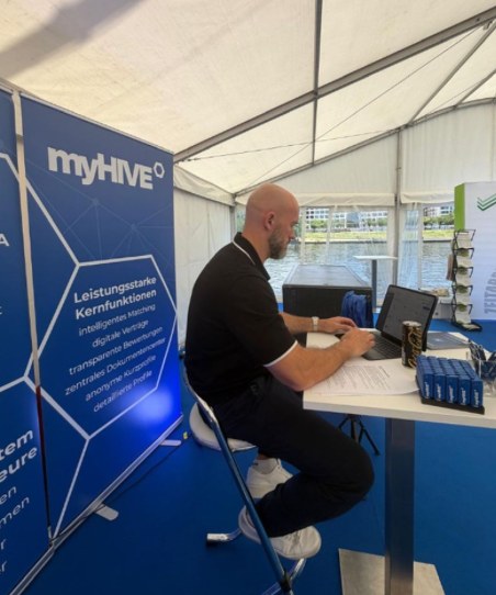 myHIVE Team am Messestand